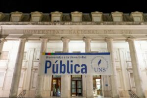Fachada de la sede de la UNS alem con cartel que dice ¨Bienvenidos a la Universidad Pública
